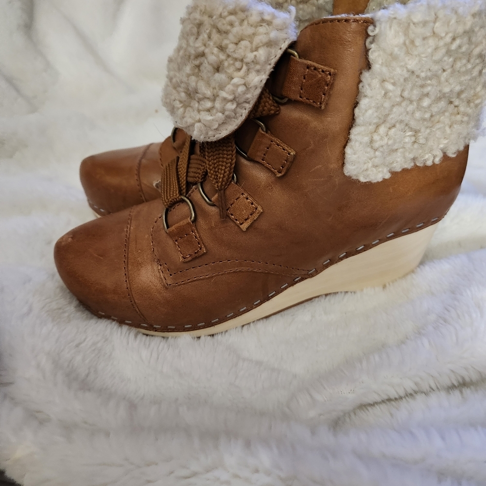 Kelsi Dagger S. 6 Cognac Brown Leather Cream Faux Shearling  Wedge Clog Booties